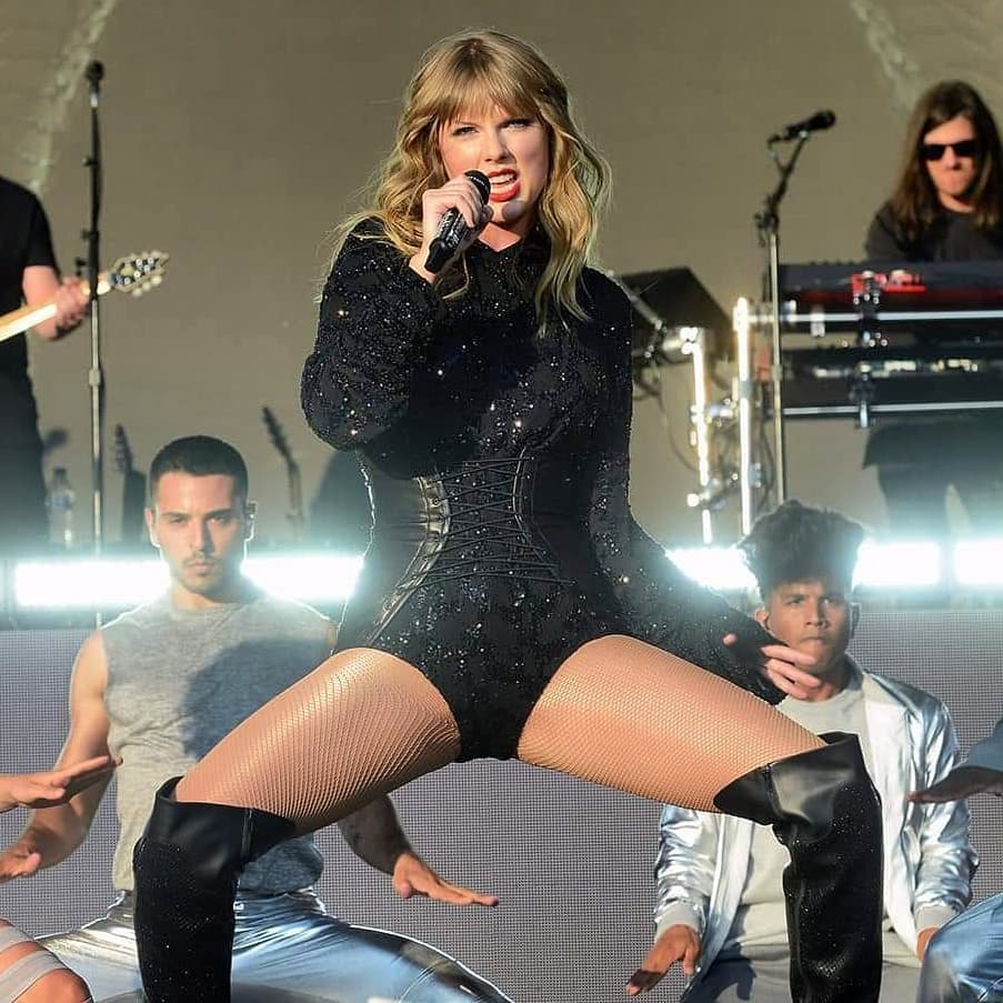 Pop Star Taylor Swift in her adorable and fearless look